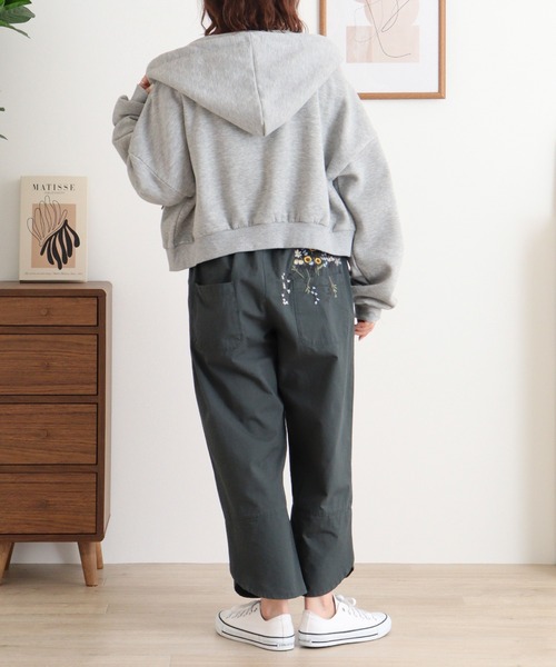 Emago(イマゴ)の「EMAGO ポケット花刺繍スリットパンツ(その他パンツ・レディース・グレー/グリーン/ネイビー・FREE)」の7枚目の写真