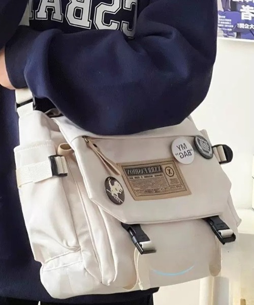 CELENA BEATS（セレナビーツ）の「ヴィンテージライク メッセンジャー バッグ (キーホルダー・缶バッチ別)（メッセンジャーバッグ・メンズ・ベージュ/ブルー/ブラック/ホワイト/レッド・FREE）」の13枚目の写真