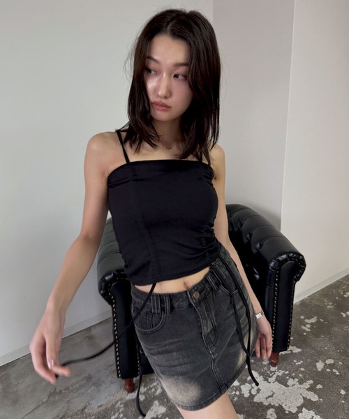 FOLLOWIN(フォロウィン)の「【シャーリングで丈調整可能】シャーリングリボンキャミソール(タンクトップ・レディース・ブラック/ホワイト/チャコール/ベージュ・FREE)」の4枚目の写真