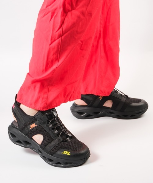 STEVE MADDEN(スティーブマデン)の「デザインソールスポーツサンダル/S.MADDEN SURGE 7-VS(サンダル・レディース・ブラック/ベージュ×ブラック・23.0cm/23.5cm/24.0cm/23.5-24/24.5cm/22.5cm)」の1枚目の写真