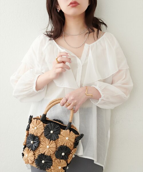 natural couture（ナチュラルクチュール）の「V開きフリルシアーブラウス（シャツ/ブラウス・レディース・オレンジ/オフホワイト/サックスブルー/ブラック・FREE）」の2枚目の写真