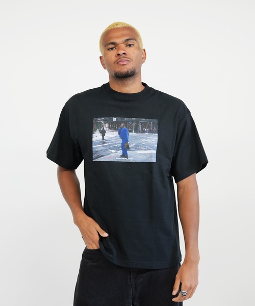BASIS(ベイシス)の「SANDER LAND 8.2ozオーガニックコットン BLUE STREET 半袖Tシャツ(Tシャツ/カットソー・メンズ・ホワイト/ブラック・X-LARGE/MEDIUM/LARGE)」の2枚目の写真