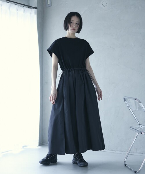 Firsthand（ファーストハンド）の「Firsthand/ファーストハンド ドロスト ドッキングギャザー ロングワンピース / 異素材切り替えデザインワンピース（ワンピース・レディース・ブラック/ブラウン・FREE）」の2枚目の写真