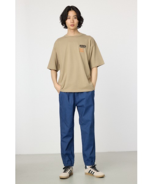 RODEO CROWNS WIDE BOWL(ロデオクラウンズワイドボウル)の「メンズOverlap デニムアップリケTシャツ(Tシャツ/カットソー・メンズ・オフホワイト/ブラック/ライトカーキ・MEDIUM/LARGE)」の9枚目の写真