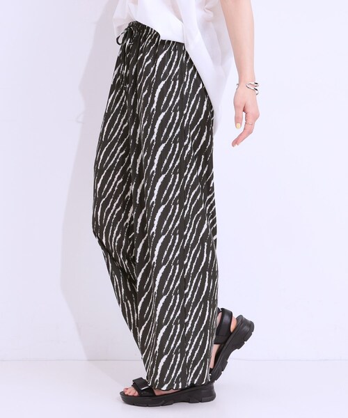 Cutie Blonde（キューティーブロンド）の「【洗える/ひんやり/S-LL】柄イージーパンツ（その他パンツ・レディース・オレンジ系その他3/ネイビー系1/ブラック系・01/02/03/04）」の4枚目の写真