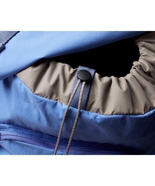 entre square（アントレスクエアー）の「Bellroy/バックパック/ミニバッグ Cinch Backpack デニムブルー（バックパック/リュック・レディース・ライトブルー・ONESIZE）」の4枚目の写真