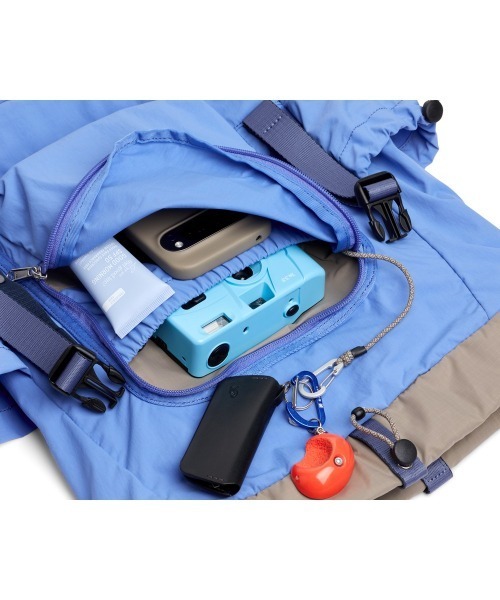 entre square（アントレスクエアー）の「Bellroy/バックパック/ミニバッグ Cinch Backpack デニムブルー（バックパック/リュック・レディース・ライトブルー・ONESIZE）」の5枚目の写真