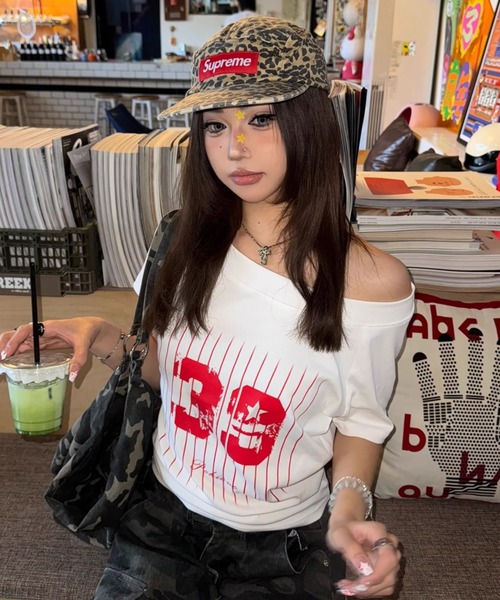 Sibra(シブラ)の「肌ざわり抜群、抜け感ワイドネックロゴTシャツ(Tシャツ/カットソー・レディース・グレー/ホワイト系その他/ネイビー/ホワイト/ライトグレー/ホワイト系その他2・M)」の3枚目の写真