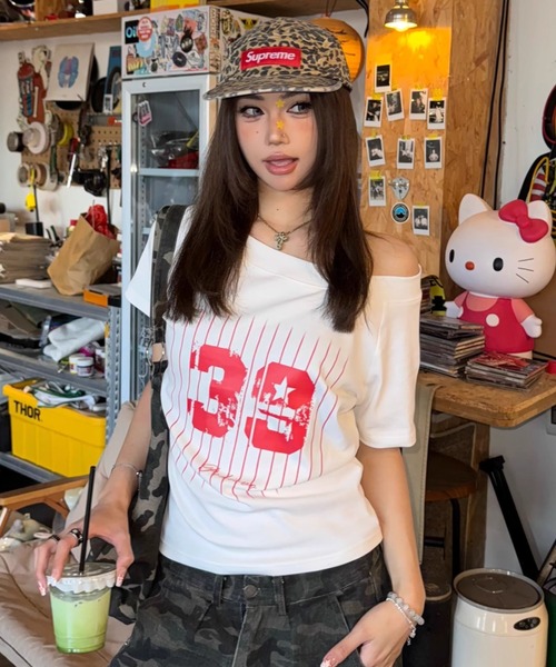 Sibra(シブラ)の「肌ざわり抜群、抜け感ワイドネックロゴTシャツ(Tシャツ/カットソー・レディース・グレー/ホワイト系その他/ネイビー/ホワイト/ライトグレー/ホワイト系その他2・M)」の12枚目の写真