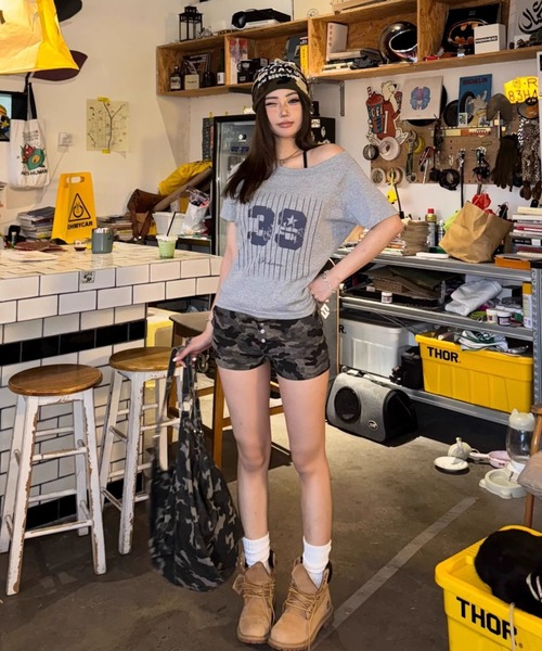 Sibra(シブラ)の「肌ざわり抜群、抜け感ワイドネックロゴTシャツ(Tシャツ/カットソー・レディース・グレー/ホワイト系その他/ネイビー/ホワイト/ライトグレー/ホワイト系その他2・M)」の21枚目の写真