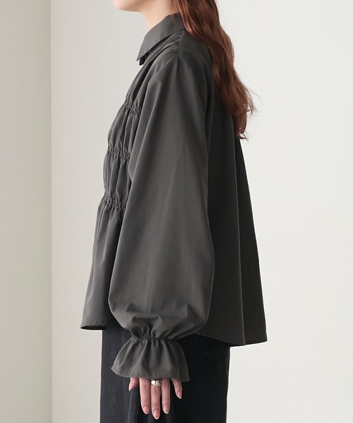 BONLECILL（ボンルシール）の「シャーリングキャンディスリーブシャツ