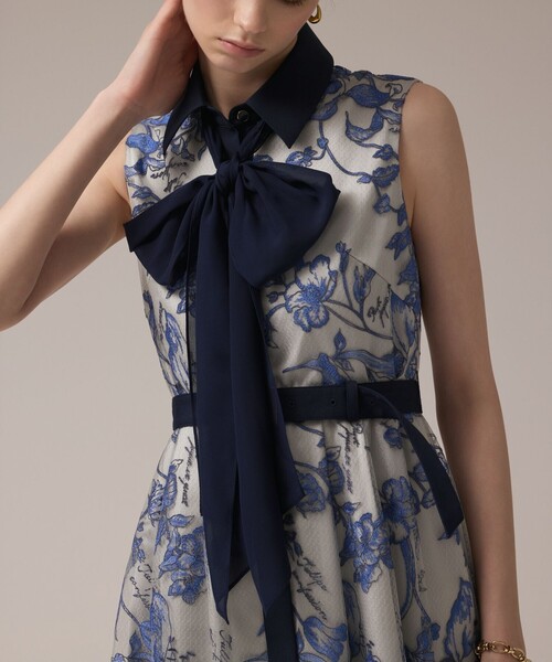 GRACE CONTINENTAL（グレースコンチネンタル）の「フラワー刺繍ボウタイドレス（ドレス・レディース・ブルー/ブラック/キナリ・38/36/34）」の18枚目の写真