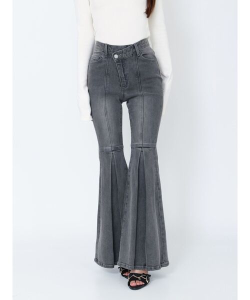 EATME（イートミー）の「タックフレアデニムパンツ（デニムパンツ・レディース・ライトブルー/ブラック・MEDIUM/SMALL）」の17枚目の写真