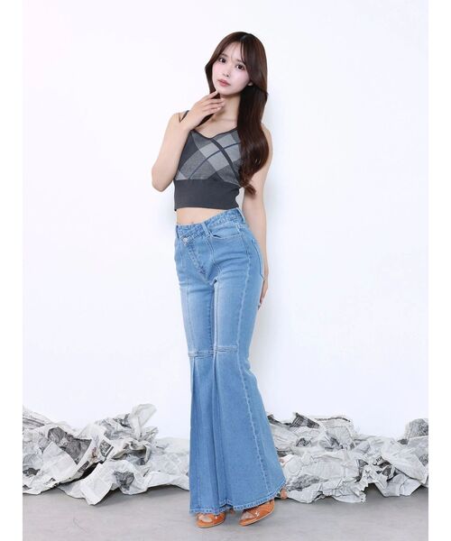 EATME（イートミー）の「タックフレアデニムパンツ（デニムパンツ・レディース・ライトブルー/ブラック・MEDIUM/SMALL）」の4枚目の写真