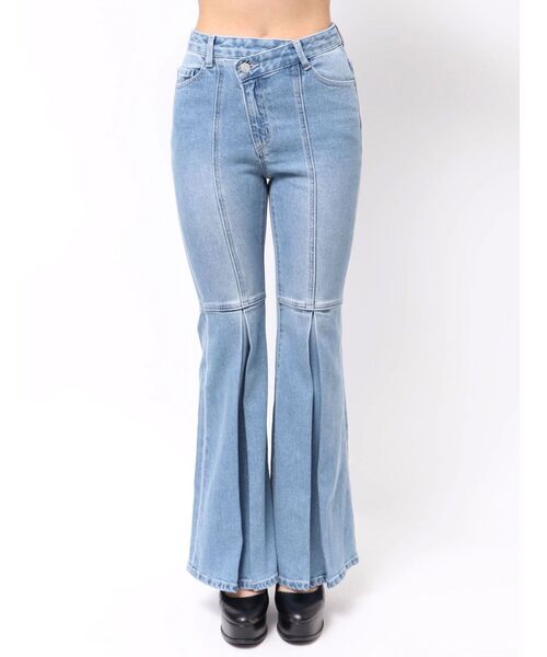 EATME（イートミー）の「タックフレアデニムパンツ（デニムパンツ・レディース・ライトブルー/ブラック・MEDIUM/SMALL）」の5枚目の写真