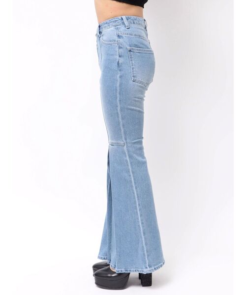 EATME（イートミー）の「タックフレアデニムパンツ（デニムパンツ・レディース・ライトブルー/ブラック・MEDIUM/SMALL）」の6枚目の写真