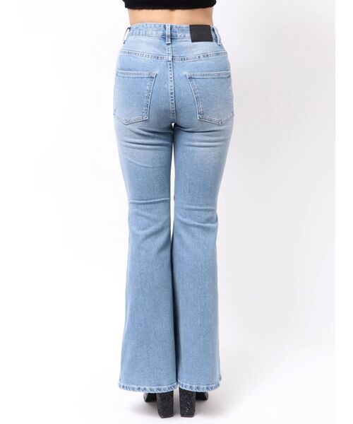 EATME（イートミー）の「タックフレアデニムパンツ（デニムパンツ・レディース・ライトブルー/ブラック・MEDIUM/SMALL）」の21枚目の写真