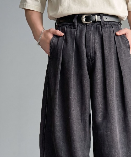 Classical Origin(クラシカルオリジン)の「インツータック ワイドバルーンデニム/Inverted Two-Tuck Wide Balloon Denim(デニムパンツ・メンズ・ブラック/ライトブルー/ワンウォッシュ・LARGE/MEDIUM/SMALL)」の1枚目の写真
