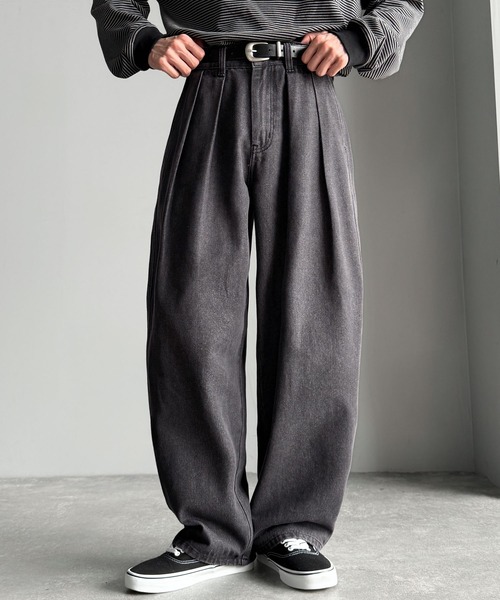 Classical Origin(クラシカルオリジン)の「インツータック ワイドバルーンデニム/Inverted Two-Tuck Wide Balloon Denim(デニムパンツ・メンズ・ブラック/ライトブルー/ワンウォッシュ・LARGE/MEDIUM/SMALL)」の6枚目の写真