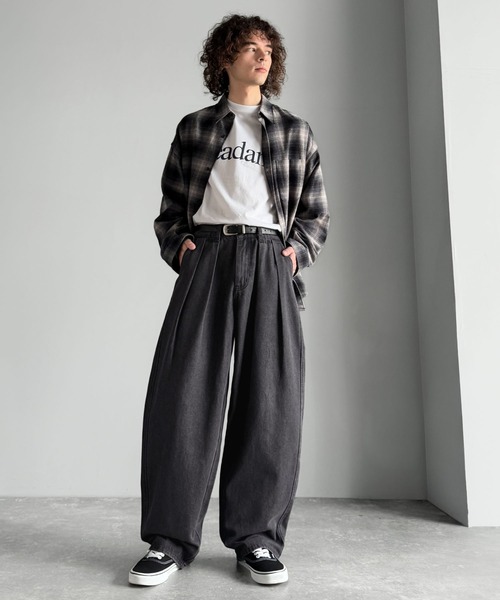 Classical Origin(クラシカルオリジン)の「インツータック ワイドバルーンデニム/Inverted Two-Tuck Wide Balloon Denim(デニムパンツ・メンズ・ブラック/ライトブルー/ワンウォッシュ・LARGE/MEDIUM/SMALL)」の17枚目の写真
