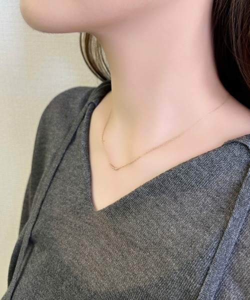 Phoebe(フィービィー)の「【金属アレルギー対応】シャインカーブビジューネックレス/全長:38~41cm/サージカルステンレス(ネックレス・レディース・シルバー/イエローゴールド・FREE)」の3枚目の写真