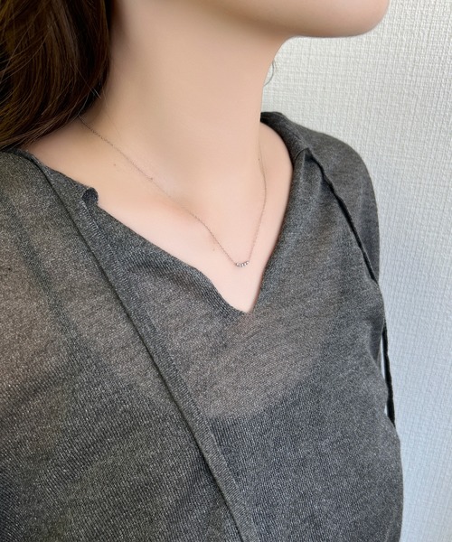 Phoebe(フィービィー)の「【金属アレルギー対応】シャインカーブビジューネックレス/全長:38~41cm/サージカルステンレス(ネックレス・レディース・シルバー/イエローゴールド・FREE)」の9枚目の写真