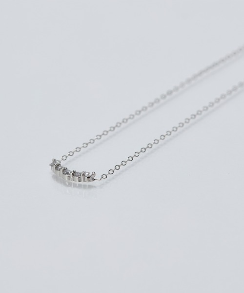Phoebe(フィービィー)の「【金属アレルギー対応】シャインカーブビジューネックレス/全長:38~41cm/サージカルステンレス(ネックレス・レディース・シルバー/イエローゴールド・FREE)」の11枚目の写真