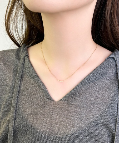 Phoebe(フィービィー)の「【金属アレルギー対応】シャインカーブビジューネックレス/全長:38~41cm/サージカルステンレス(ネックレス・レディース・シルバー/イエローゴールド・FREE)」の19枚目の写真