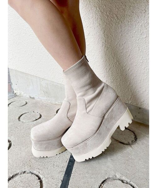 MURUA（ムルーア）の「プラットフォームスウェードブーツ（ブーツ・レディース・ブラウン/ブラック/アイボリー・24.5/23.5/22.5）」の2枚目の写真