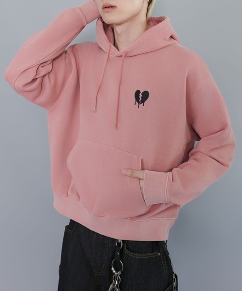 Love刺繍入りピンクパーカー Love刺繍入りピンクパーカー 短丈スウェットパーカー/ハート/バック