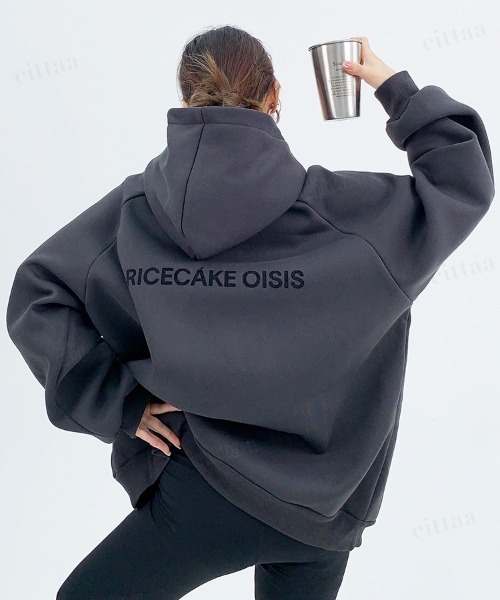 Dalfwin(ダールフィン)の「韓国ファッション RICECAKEバックロゴラグランフーディー(パーカー・レディース・ダークグレー/ライトグレー・FREE)」の13枚目の写真