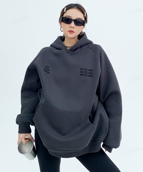 Dalfwin(ダールフィン)の「韓国ファッション RICECAKEバックロゴラグランフーディー(パーカー・レディース・ダークグレー/ライトグレー・FREE)」の12枚目の写真