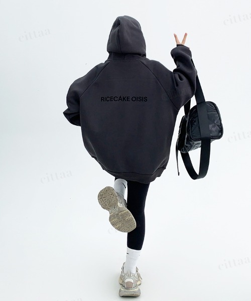 Dalfwin(ダールフィン)の「韓国ファッション RICECAKEバックロゴラグランフーディー(パーカー・レディース・ダークグレー/ライトグレー・FREE)」の19枚目の写真