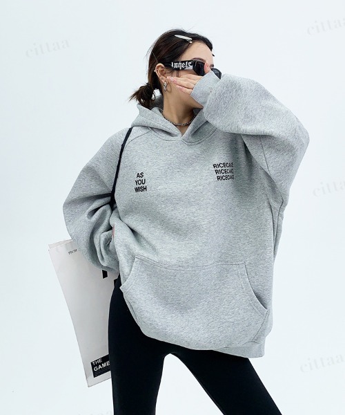 Dalfwin(ダールフィン)の「韓国ファッション RICECAKEバックロゴラグランフーディー(パーカー・レディース・ダークグレー/ライトグレー・FREE)」の5枚目の写真