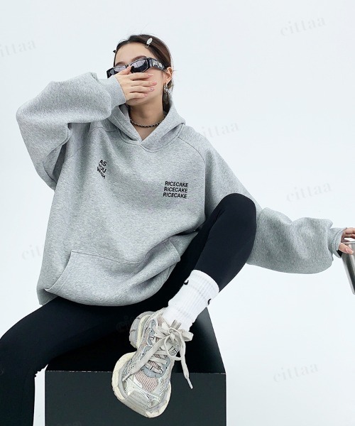 Dalfwin(ダールフィン)の「韓国ファッション RICECAKEバックロゴラグランフーディー(パーカー・レディース・ダークグレー/ライトグレー・FREE)」の8枚目の写真