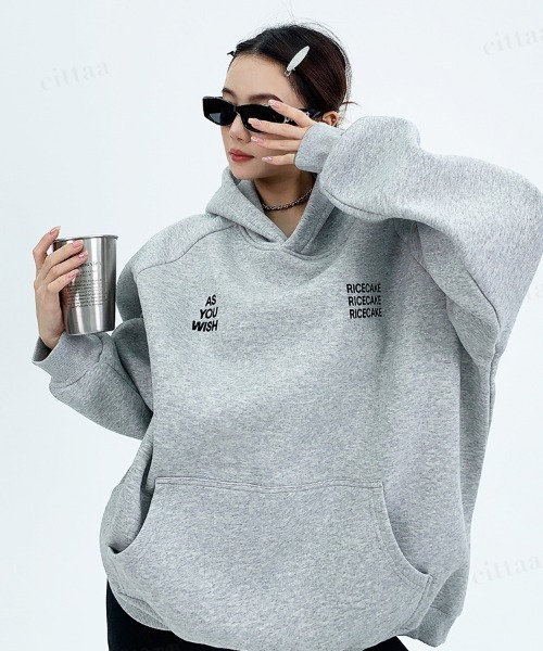 Dalfwin(ダールフィン)の「韓国ファッション RICECAKEバックロゴラグランフーディー(パーカー・レディース・ダークグレー/ライトグレー・FREE)」の4枚目の写真