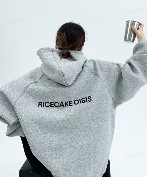 Dalfwin(ダールフィン)の「韓国ファッション RICECAKEバックロゴラグランフーディー(パーカー・レディース・ダークグレー/ライトグレー・FREE)」の7枚目の写真