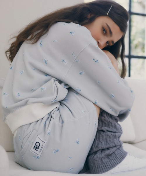 RIENDA GOLF(リエンダゴルフ)の「【RIENDA GOLF】フラワースウェットトップス 秋服 冬服 トレーナー(スウェット・レディース・グレー/ホワイト・SMALL/MEDIUM)」の1枚目の写真