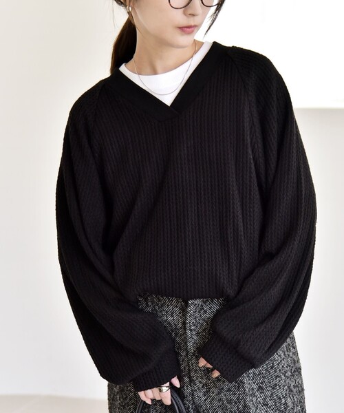 quaranciel(カランシエル)の「quaranciel:〈手洗い可能〉ケーブル ジャージー Vネック プルオーバー(Tシャツ/カットソー・レディース・オフホワイト/グリーン/ブラック・ONE SIZE)」の2枚目の写真