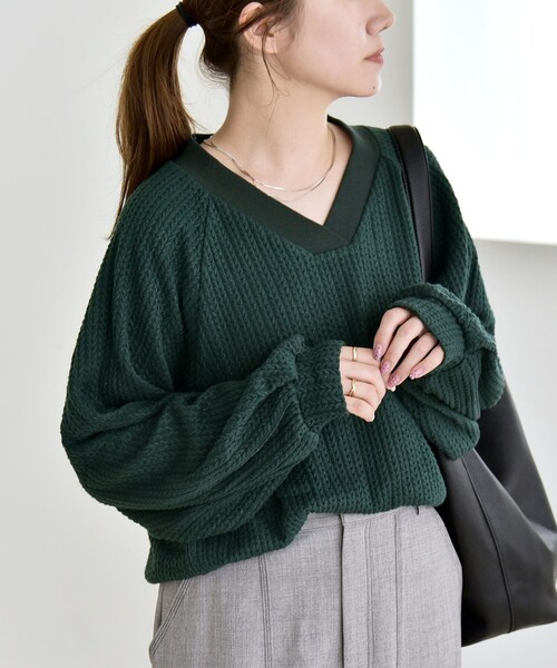 quaranciel(カランシエル)の「quaranciel:〈手洗い可能〉ケーブル ジャージー Vネック プルオーバー(Tシャツ/カットソー・レディース・オフホワイト/グリーン/ブラック・ONE SIZE)」の7枚目の写真
