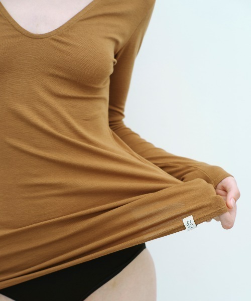 MIZUNO（ミズノ　）の「Mizuno×Ameri V NECK LONG SLEEVE TOPS（Tシャツ/カットソー・レディース・ブラウン/ブラック/クリーム・SMALL/MEDIUM/LARGE）」の4枚目の写真