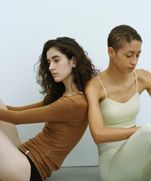 MIZUNO（ミズノ　）の「Mizuno×Ameri V NECK LONG SLEEVE TOPS（Tシャツ/カットソー・レディース・ブラウン/ブラック/クリーム・SMALL/MEDIUM/LARGE）」の9枚目の写真