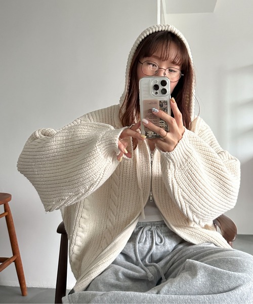 PILIT（ピリット）の「ケーブルニットフーディ（ニット/セーター・レディース・杢グレー/アイボリー・MEDIUM）」の4枚目の写真