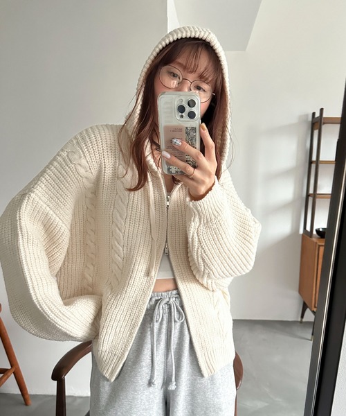 PILIT（ピリット）の「ケーブルニットフーディ（ニット/セーター・レディース・杢グレー/アイボリー・MEDIUM）」の5枚目の写真