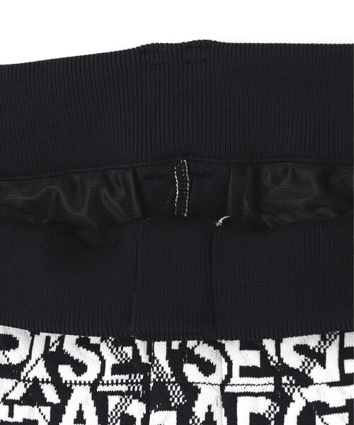 【PGG】【直営店舗&公式オンライン限定】ジャガードポリエステルヤーンmmニットパンツ ＜ロゴ総柄＞