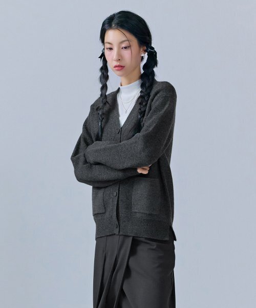 CHASECULT(チェイスカルト)の「レディース ベーシックフィット トライアングルポイントカーディガン-CFRG4372C0L(カーディガン/ボレロ・レディース・チャコールグレー・90/85)」の2枚目の写真