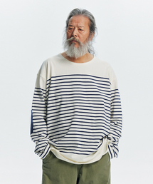 FRIZMWORKS（フリズムワークス）の「PATCH STRIPE BOAT NECK 004 _ IVORY（Tシャツ/カットソー・メンズ）」