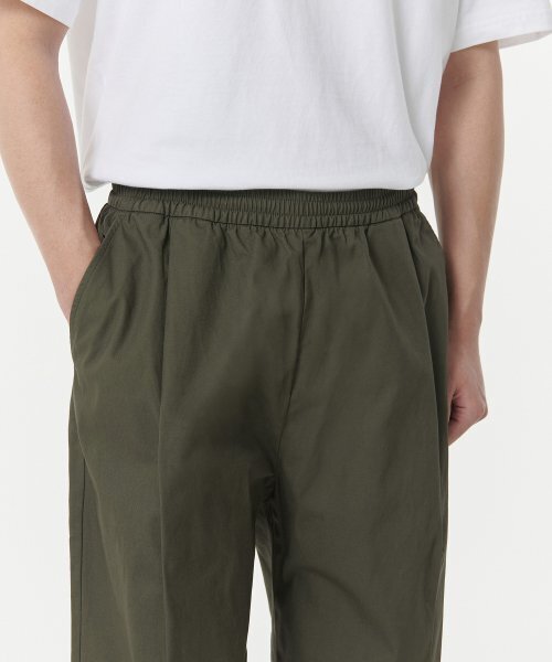 MUSINSA STANDARD（ムシンサスタンダード）の「コットンディープタックワイドバンディングパンツ[カーキ]（その他パンツ・メンズ・その他・26/28/30）」の4枚目の写真