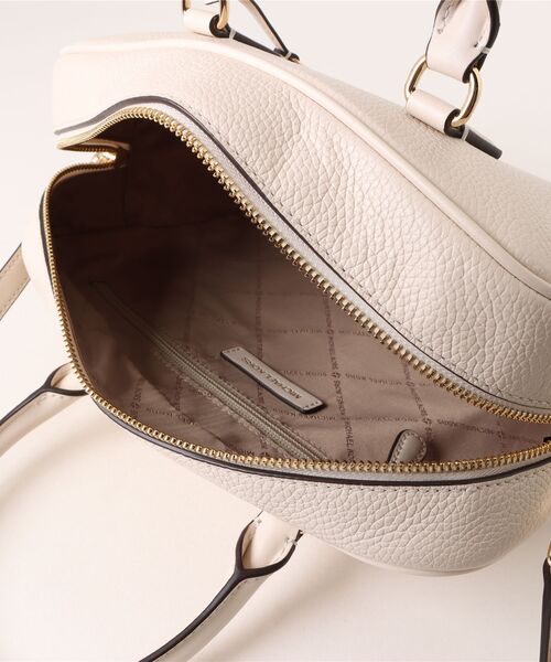 MICHAEL KORS(マイケルコース)の「THOMPSON ぺブルレザー ダッフル サッチェル ミディアム(ハンドバッグ・レディース・ベージュ系・FREE)」の4枚目の写真