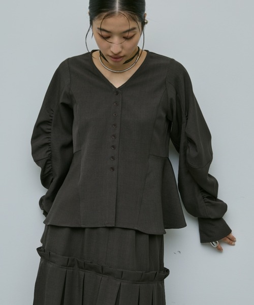 AIC.（エーアイシー）の「コクーンスリーブペプラムトップス/セレモニー対応（シャツ/ブラウス・レディース・チャコールグレー・FREE）」の5枚目の写真